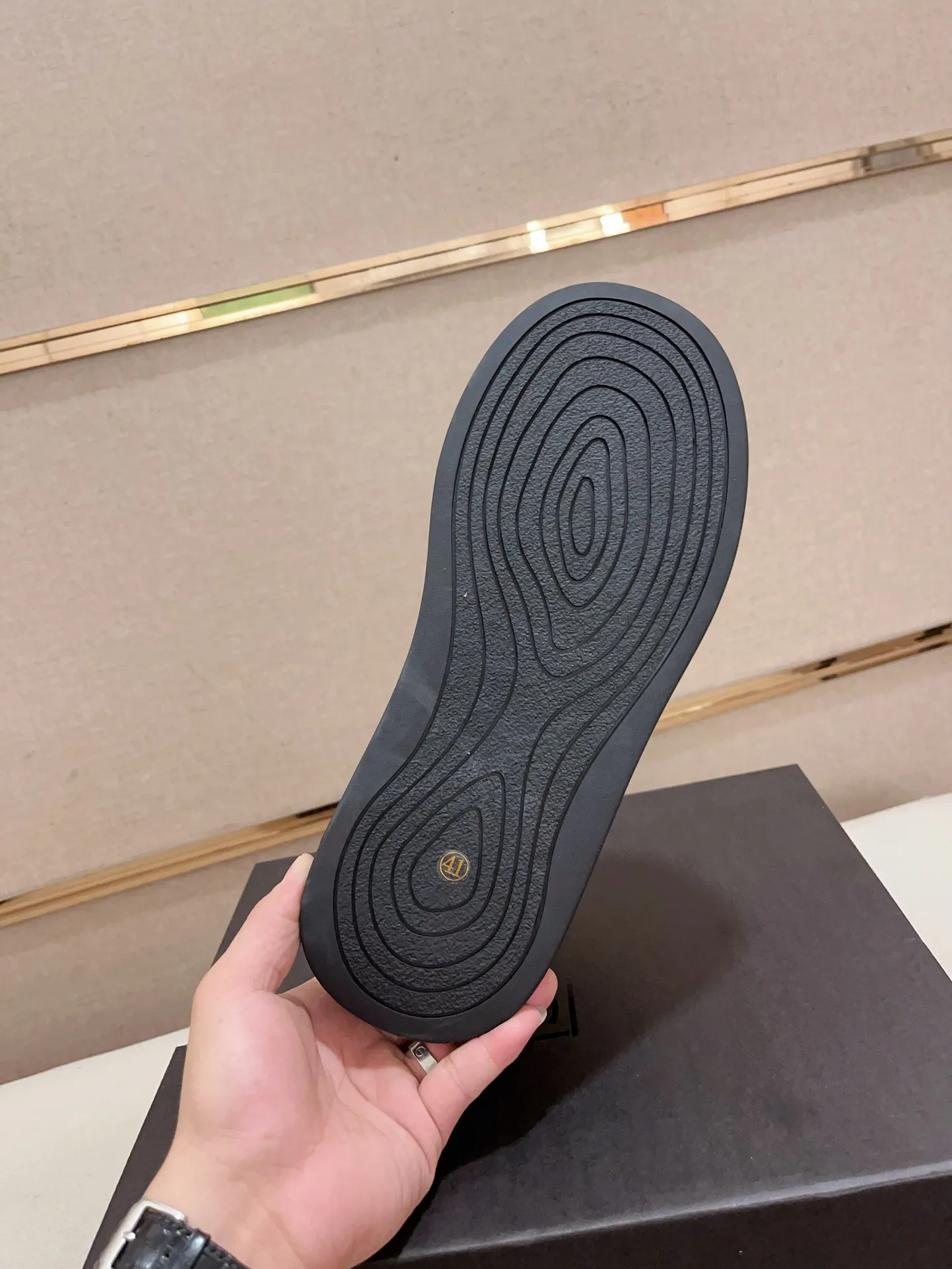 Factory price: 740💰North American men's shoes Ugg ☃️In the special sale of new high-quality men's shoes snow boots in autumn and winter, the nemesis of extreme cold weather! Made of cowhide leather, merino wool lining, and original outsole, whether driving, outdoor or daily wear, there is always one that suits you! Code number 39-44